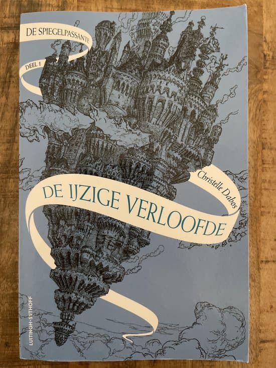 Omslag van De spiegelpassante 1 - De spiegelpassante 1 - De ijzige verloofde (Stichting Jarige Job 2024)